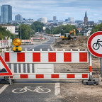 Gesperrter Radweg mit Baustellenabsperrung und Verkehrsschildern in einer deutschen Stadt
