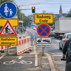 Unübersichtliche Verkehrsschilder und abrupt endender Radweg im Stadtverkehr